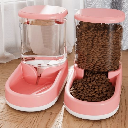 distributeur de croquettes pour chat rose et transparent