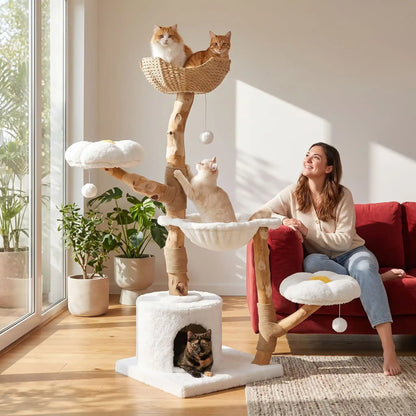 Arbre a chat de couleur blanc dans un salon très lumineux avec une femme souriante qui regarde ses chats