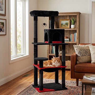 Arbre à chat de couleur noir et rouge avec un chat qui dort paisiblement dans un salon lumineux