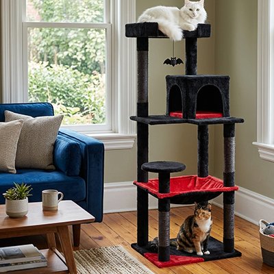 Arbre à chat de couleur rouge et noir dans un salon spacieux et moderne