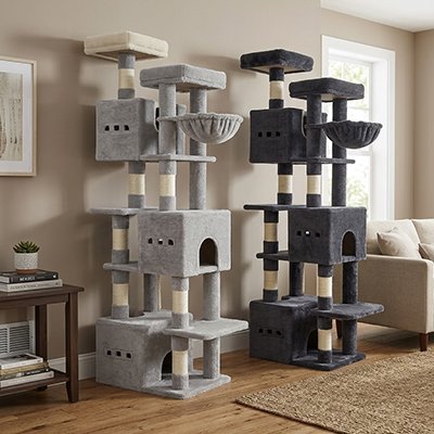 Arbre à chat de haute grandeur de couleur gris foncé et un gris pâle dans un salon bien décoré