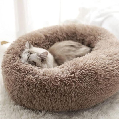 coussin chat de couleur marron et de matériel en peluche douillet avec un chat qui dort paisiblement