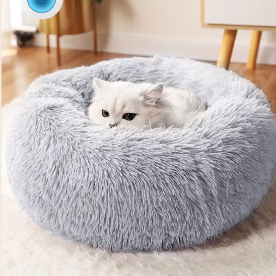 coussin chat de couleur gris avec un beau petit chat super bien installer dans cette peluche épaisse pour sa sieste