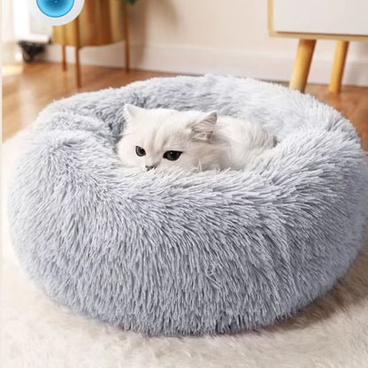 coussin chat de couleur gris avec un beau petit chat super bien installer dans cette peluche épaisse pour sa sieste