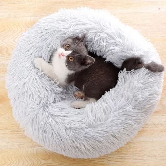 coussin chat de couleur gris avec un chat gris et noir qui est prêt pour la sieste dans cette peluche épaisse