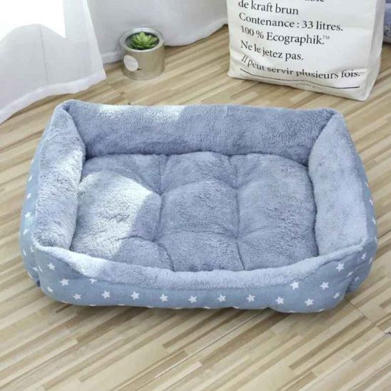 coussin chat avec des petites étoiles blanches de couleur bleu pâte rectangulaire