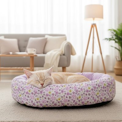 Coussin chat violet fleuri avec un chat blanc qui dort paisiblement dessus dans un salon chic bien décoré