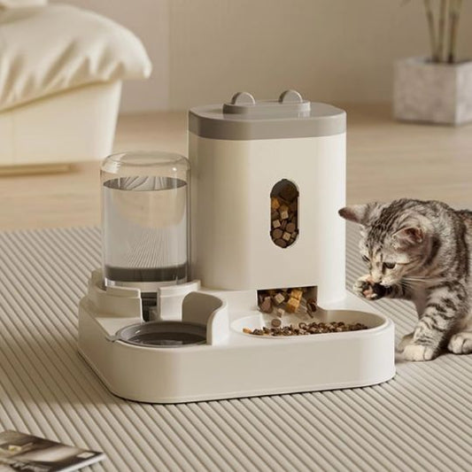 distributeur de croquettes pour chat gris avec un chat