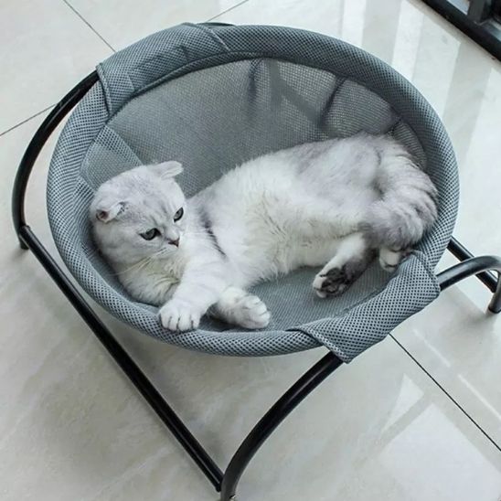 hamac pour chat de couleur gris avec tissu maillé sur un support noir avec un chat blanc coucher dedans