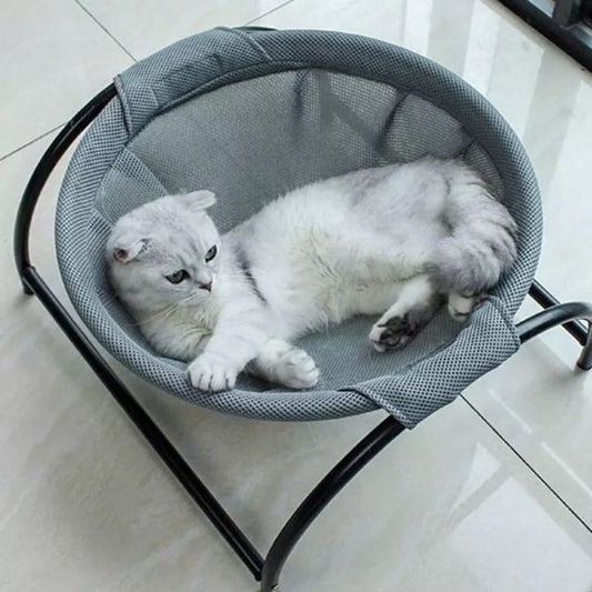 hamac pour chat de couleur gris avec tissu maillé sur un support noir avec un chat blanc coucher dedans