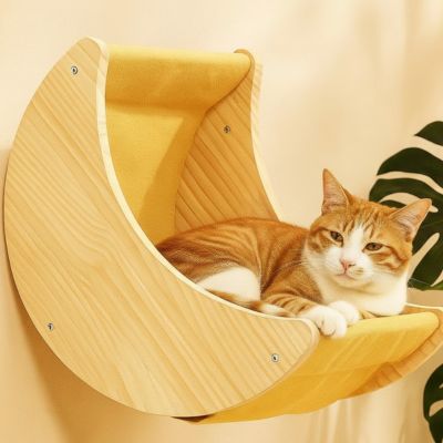 hamac pour chat fait en bois et en forme de demi lune avec un chat qui est bien installer dedans