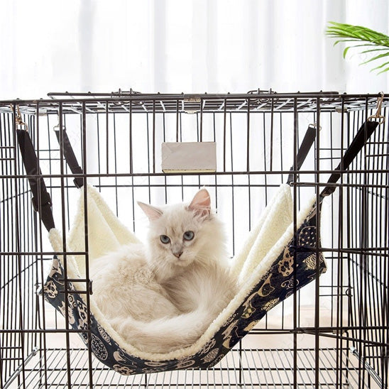 hamac pour chat accrocher à un cage avec un beau chat installer dessus pour la sieste