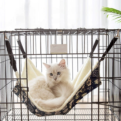 hamac pour chat accrocher à un cage avec un beau chat installer dessus pour la sieste