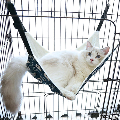 hamac pour chat suspendu dans une cage avec un beau chat coucher dessus confortablement