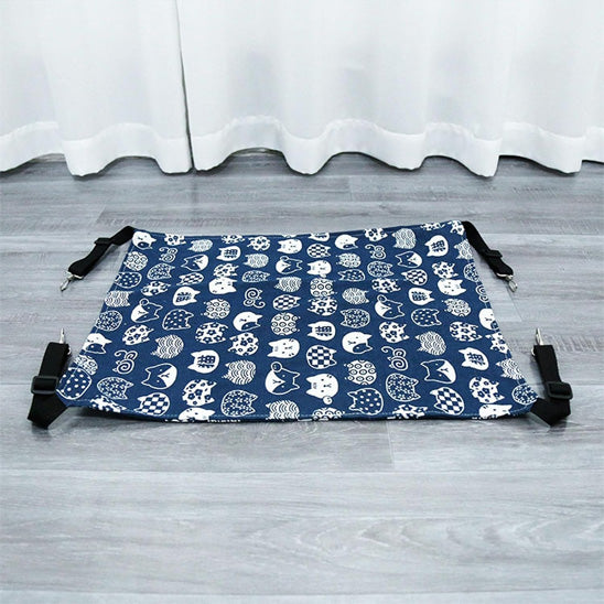 hamac pour chat de couleur bleu avec des motifs blanc