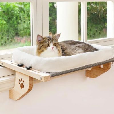 hamac pour chat fenetre fait de bois massif avec un chat coucher dessus confortablement sur le coussin