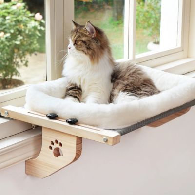 hamac pour chat fenetre fait de bois massif et un coussin avec un chat coucher dedans regardant dehors