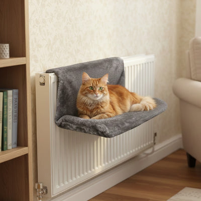 hamac pour chat accrocher à un radiateur de couleur gris avec un beau chat installer pour sa sieste