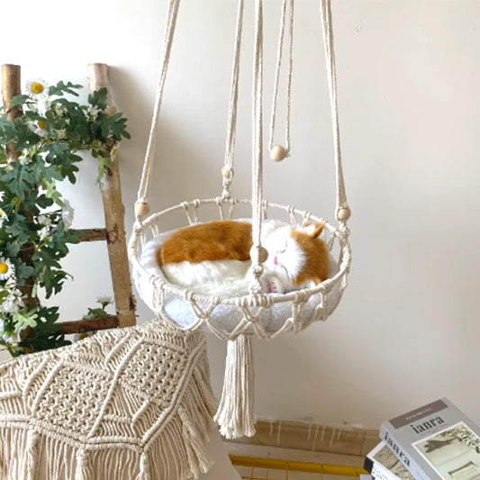 hamac pour chat suspendu dans un salon tisé en coton avec un beau chat coucher en boule dedans