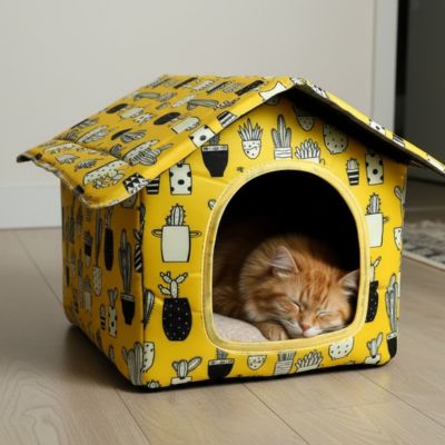maison pour chat de couleur jaune avec des motifs de cactus blanc et noir avec un beau chat qui dort dedans
