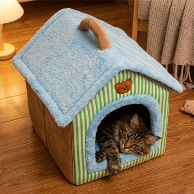 maison pour chat de couleur bleu et vert avec un beau chat qui dort paisiblement dedans