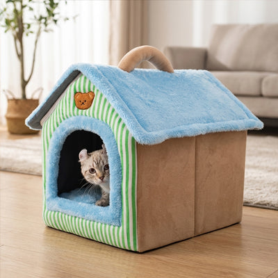 maison pour chat fait de peluche épais avec un beau petit chat à l'intérieur qui est en toute sécurité