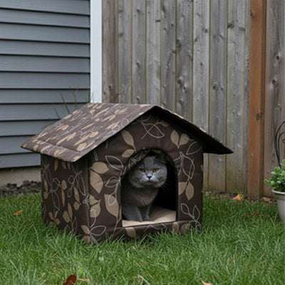 maison pour chat extérieur marron avec motif de feuillage imperméable avec un beau chat gris coucher dedans à l'abris de la mauvaise température