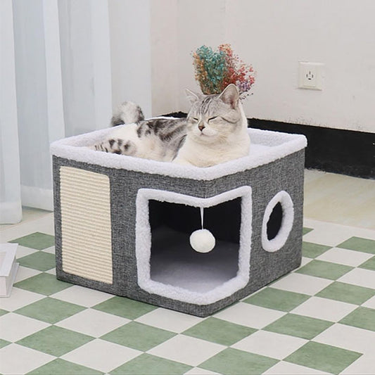 maison pour chat carré de couleur gris et blanc avec un toit avec un chat coucher dessus et un griffoir pour les griffes