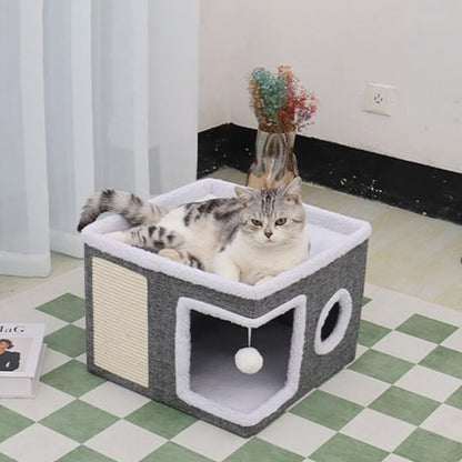 maison pour chat de couleur gris et blanc fait de peluche et coton avec un toit une porte et une balle pour l'amusement