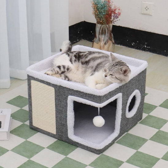 maison pour chat de couleur gris et blanc carré avec un toit et un chat coucher dessus qui dort paisiblement