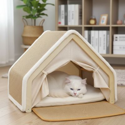 maison pour chat en forme de tente et de couleur beige le toit est un griffoir et il a un coussin pour les siestes plus confortable