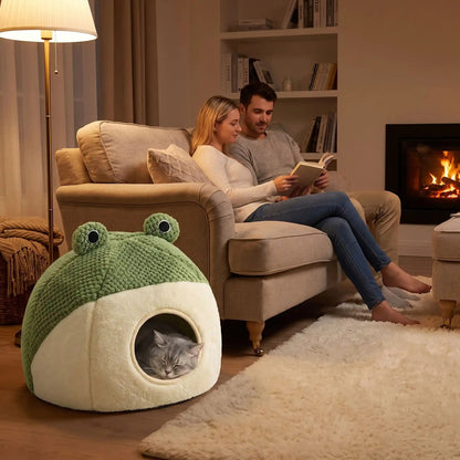 niche pour chat en forme de grenouille dans un salon harmonieux et un chat qui dort paisiblement dans sa niche à côté de ses propriétaires
