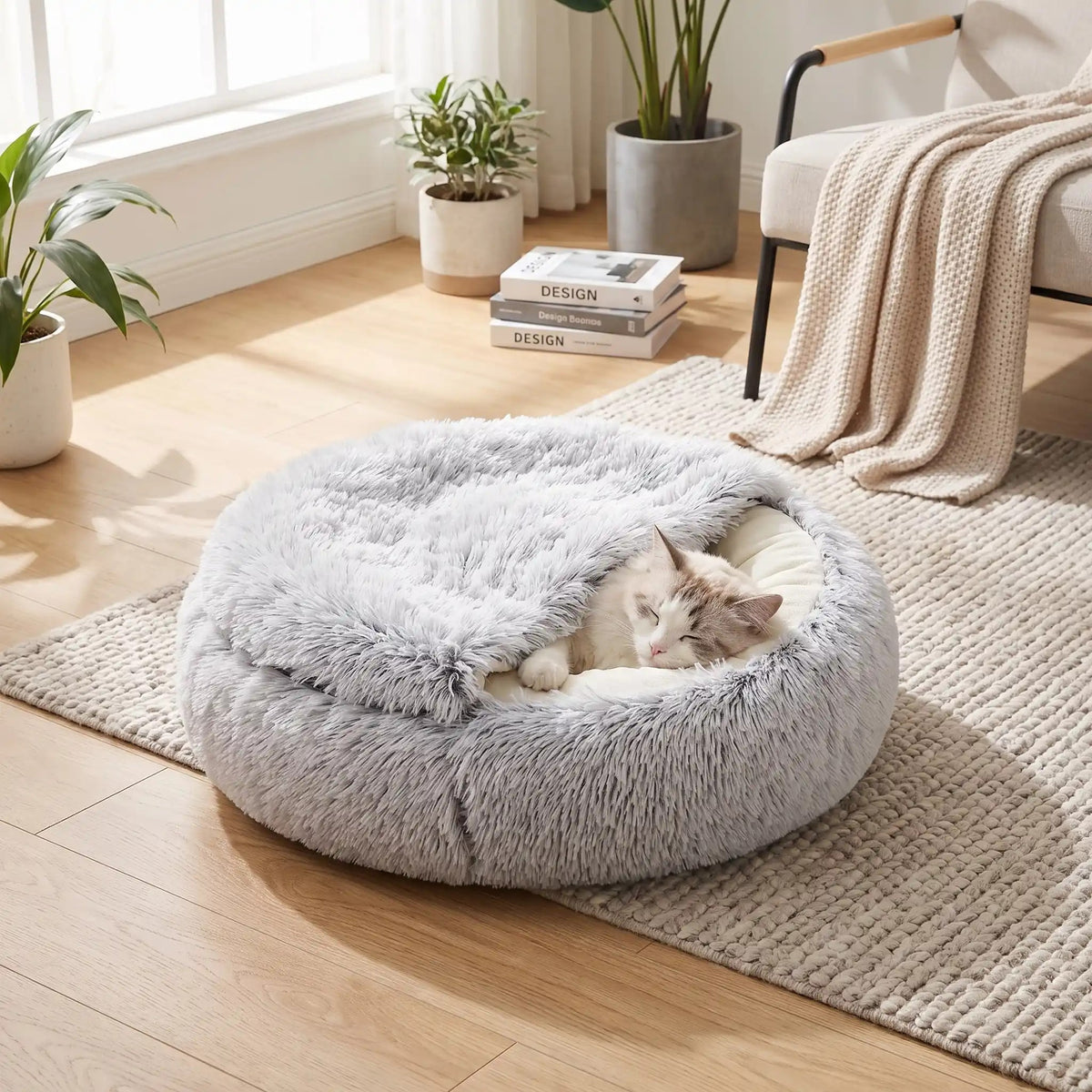 panier pour chat de couleur gris semi fermé et un rembourrage épais dans un salon avec un chat qui dort paisiblement dedans