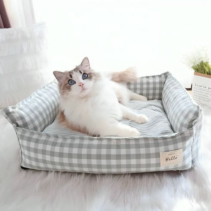 panier pour chat avec carreaux vert et blanc et un beau chat blanc coucher dedans dans une pièce lumineuse
