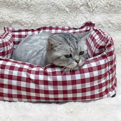 panier pour chat à carreau rouge et blanc avec un beau chat gris qui somnole pour la sieste