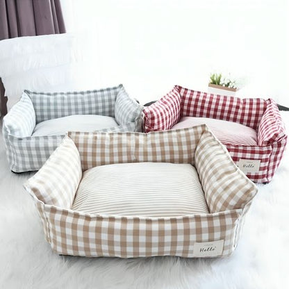 panier pour chat en démonstration de trois panier avec motif de carreaux vert et blanc un autre avec abricot et blanc et un autre de rouge et blanc en forme de sofa
