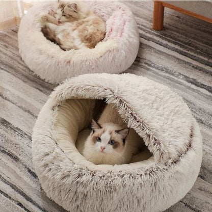 panier pour chat de couleur gris et un autre panier de couleur rose avec deux chats qui sont bien installés pour la sieste