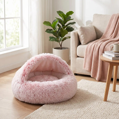 panier pour chat de couleur rose semi fermé de forme ronde avec un rembourrage épais dans un salon moderne