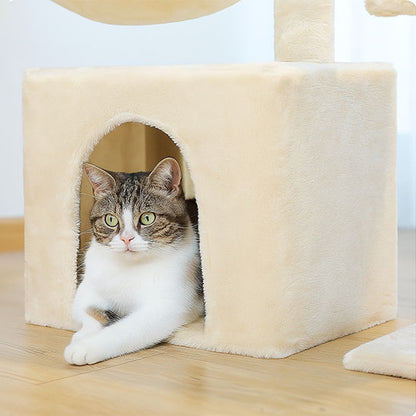 petit arbre a chat de couleur beige avec un chat qui est dans la niche près pour sa sieste