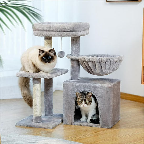 petit arbre a chat de couleur gris avec deux chats un qui est dans la niche et l'autre qui est sur une petite plateforme pour monter sur le coussin