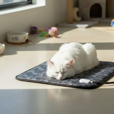 tapis pour chat de couleur gris et noir avec des motifs de fleurs et un chat blanc qui est coucher confortablement