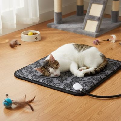 tapis pour chat de couleur gris et noir avec des motifs de fleurs et un chat qui dort confortablement et paisiblement dessus