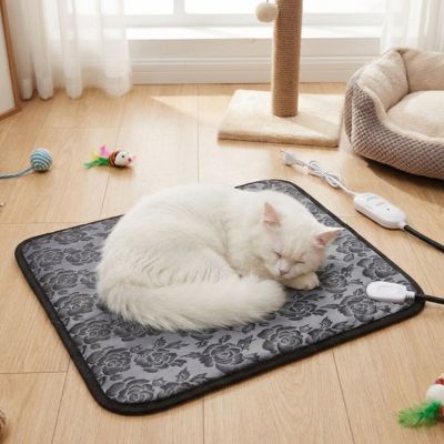 tapis pour chat de couleur gris et noir avec motif de fleur et un beau chat blanc qui dort paisiblement dessus