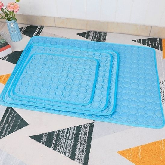 tapis rafraichissant chat de couleur bleu avec différente grandeur