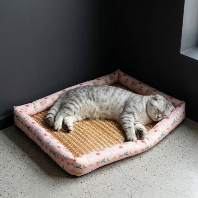 Tapis rafraichissant chat de couleur rose avec un beau chat gris coucher dessus et qui dort paisiblement