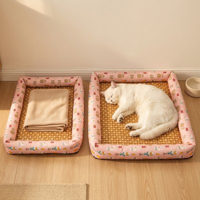 Tapis rafraichissant chat de taille petit et moyen avec un chat qui est coucher sur le moyen et qui dort paisiblement