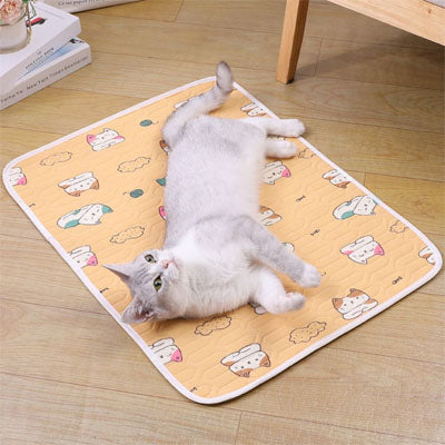 tapis rafraichissant chat de couleur jaune avec des motifs de chats dessus avec un beau chat blanc coucher dessus