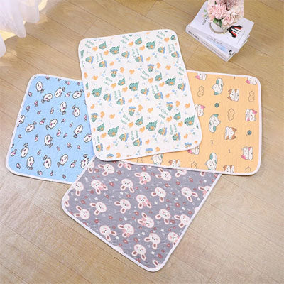 tapis rafraichissant chat avec les quatre couleurs bleu avec motif de poisson blanc avec motif de dinosaures violet avec motif de lapin et jaune avec motif de chat