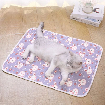 tapis rafraichissant chat de couleur violet avec des motifs de lapin avec un chat blanc coucher dessus